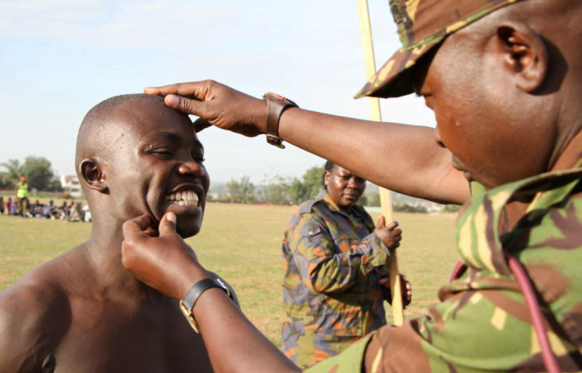 How many kilometers do KDF recruits run on recruitment day?